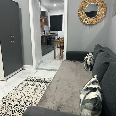 2 Bedroom Flat With Hot Tub كارديف المظهر الخارجي الصورة