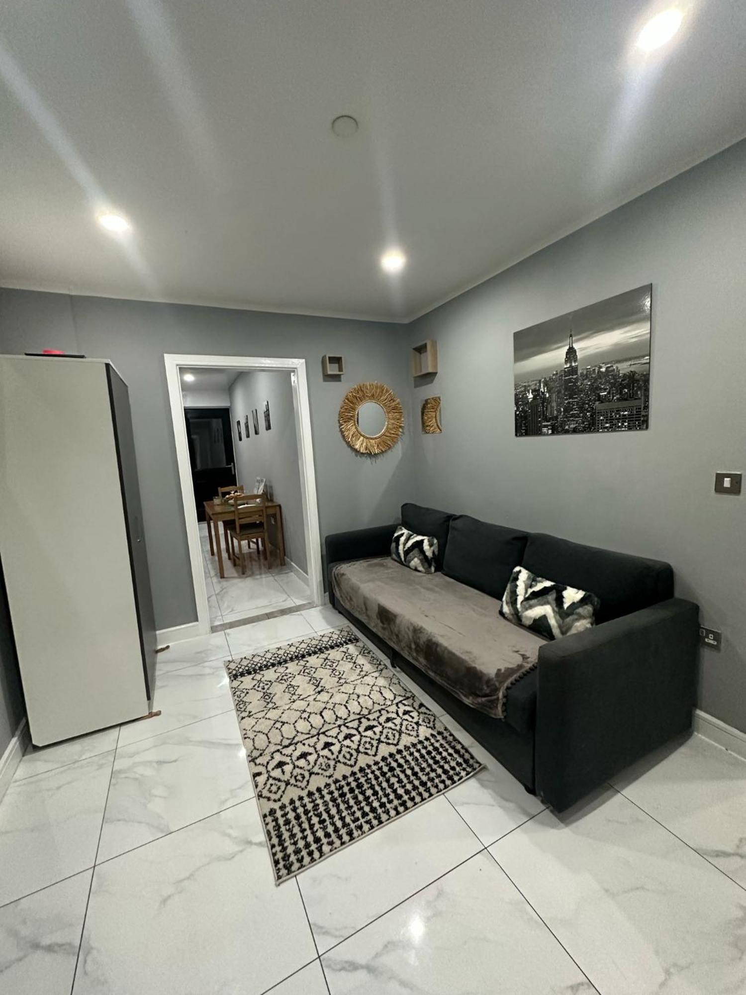 2 Bedroom Flat With Hot Tub كارديف المظهر الخارجي الصورة