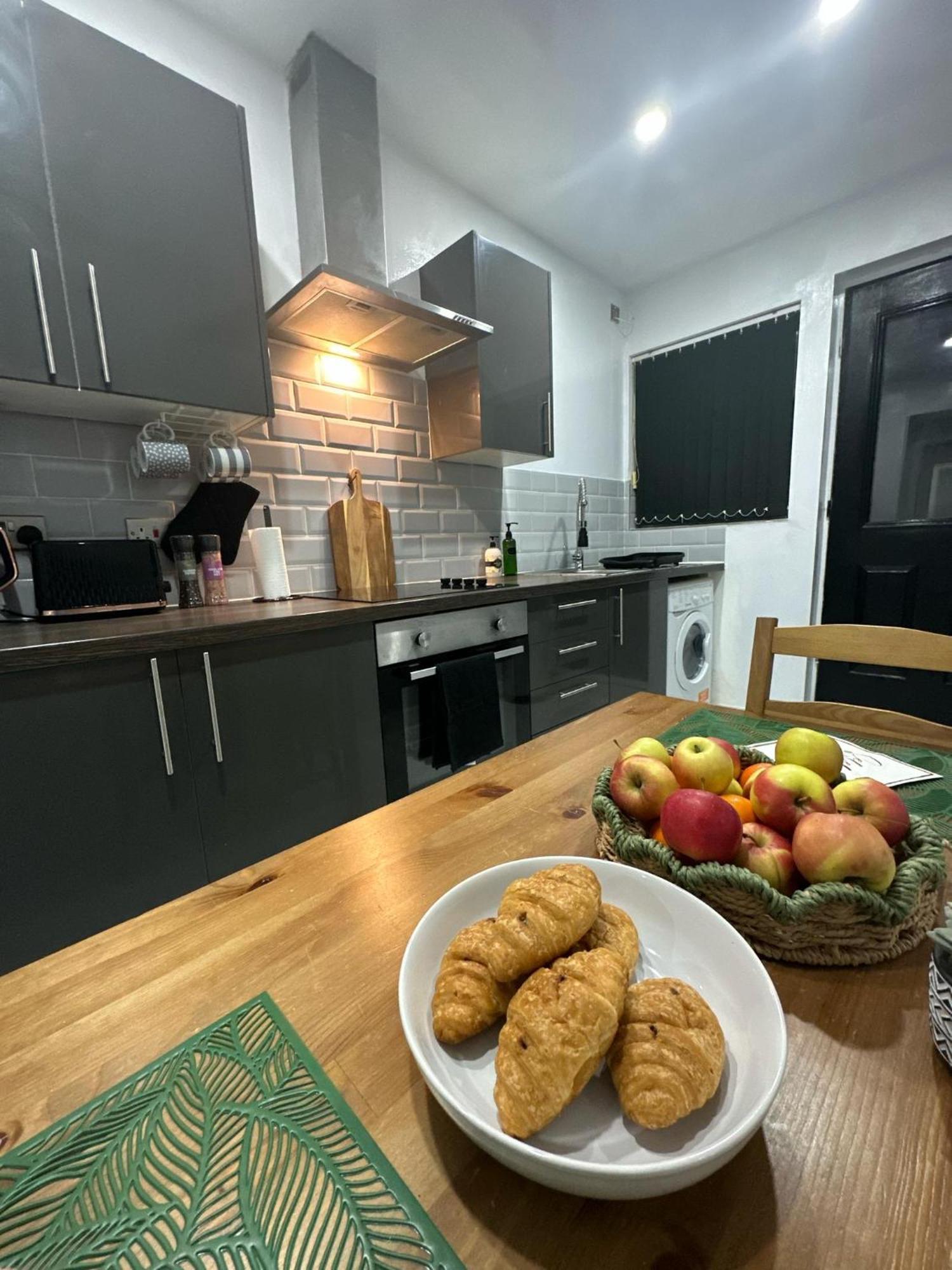 2 Bedroom Flat With Hot Tub كارديف المظهر الخارجي الصورة