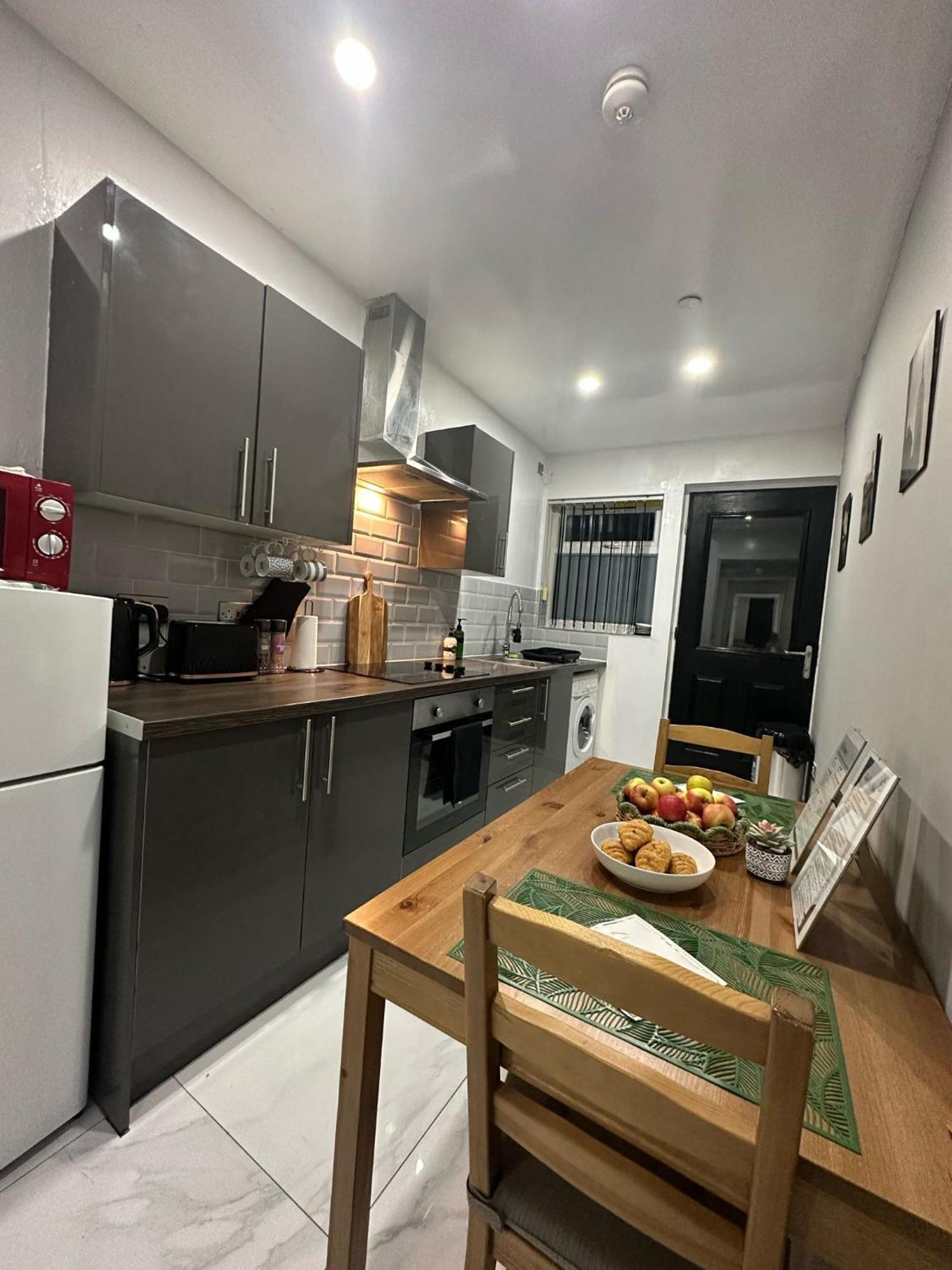 2 Bedroom Flat With Hot Tub كارديف المظهر الخارجي الصورة