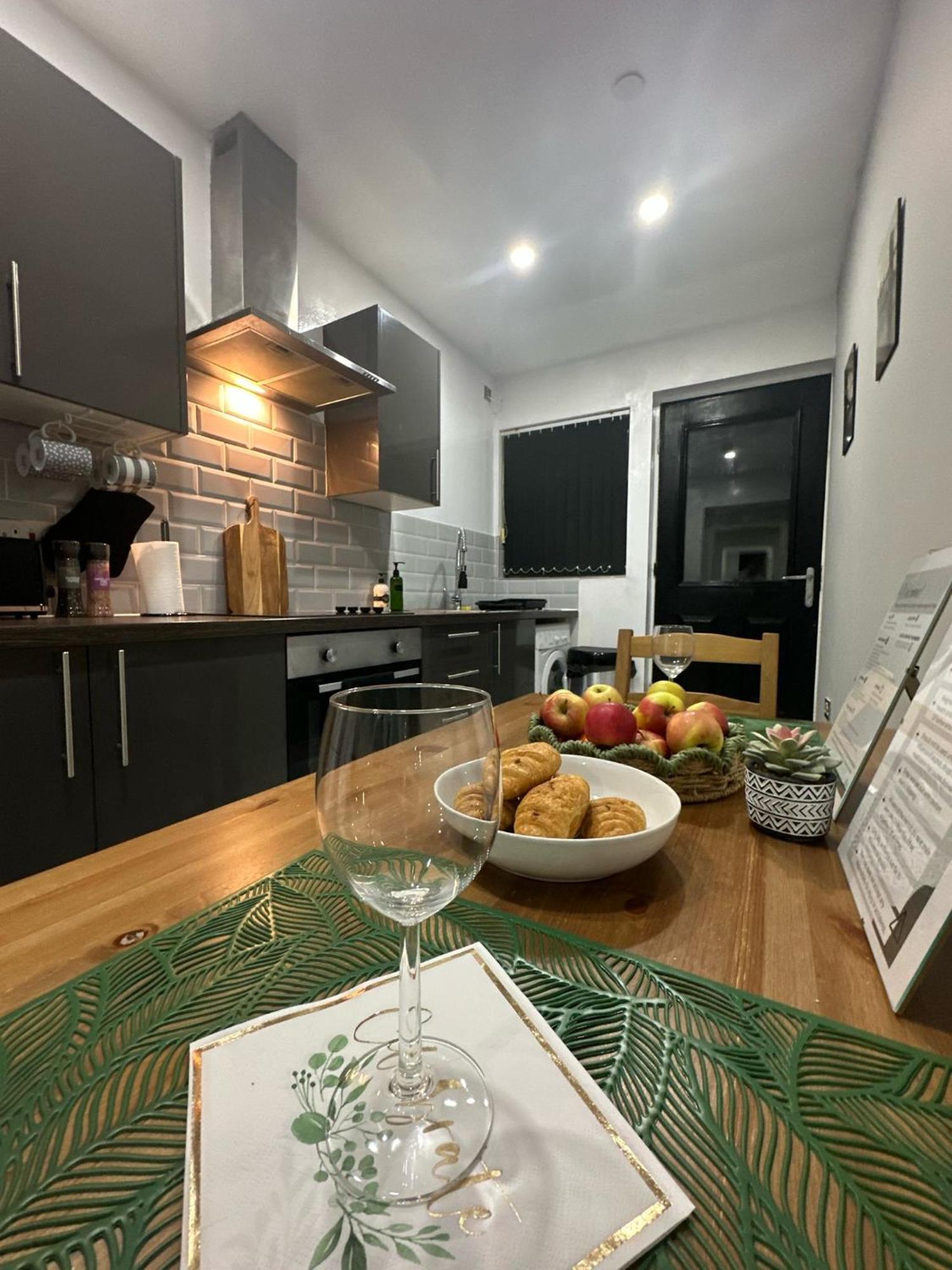2 Bedroom Flat With Hot Tub كارديف المظهر الخارجي الصورة