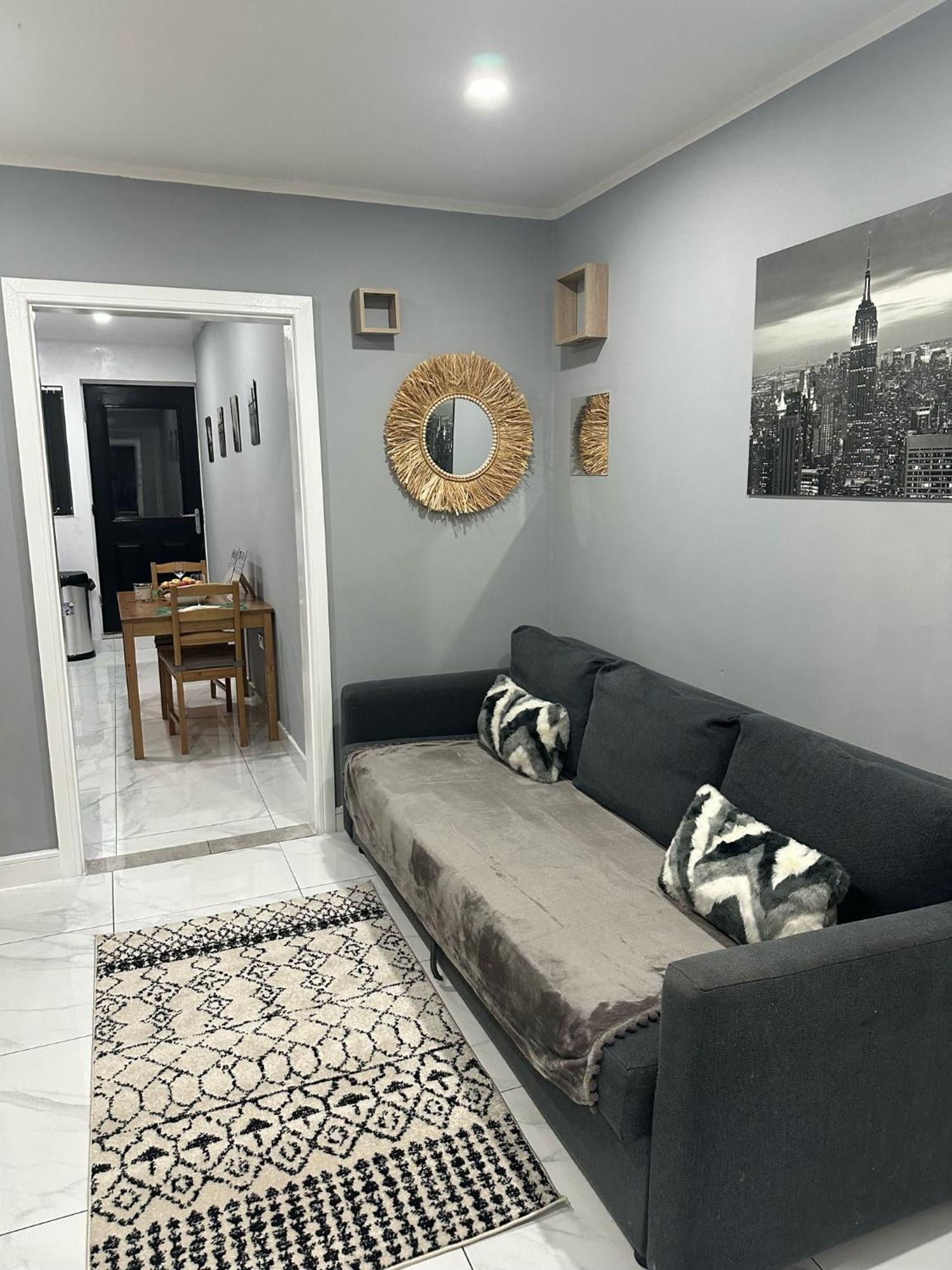 2 Bedroom Flat With Hot Tub كارديف المظهر الخارجي الصورة