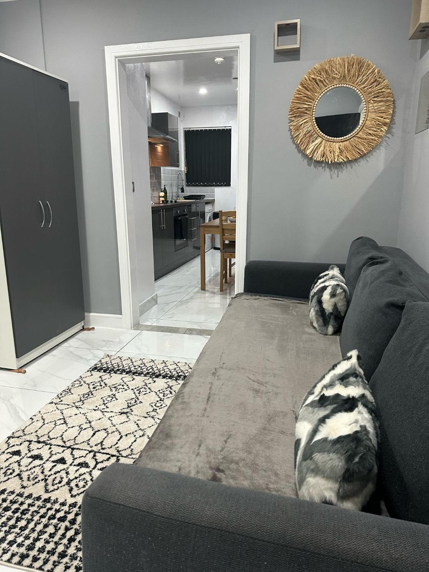 2 Bedroom Flat With Hot Tub كارديف المظهر الخارجي الصورة